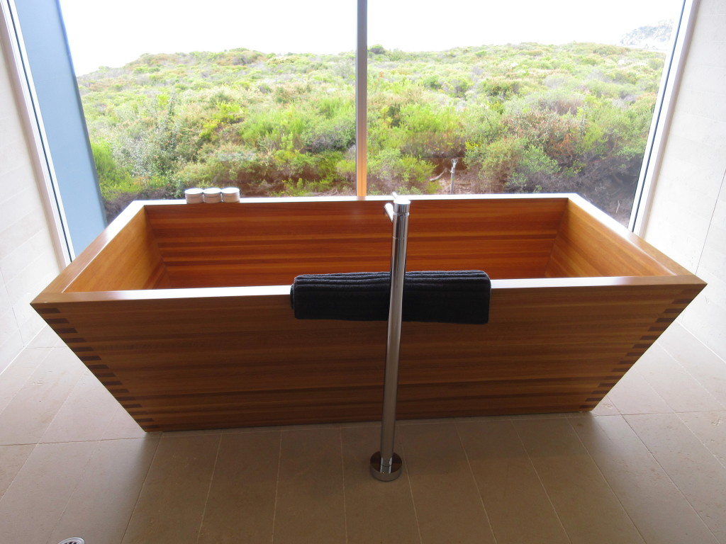 The wooden bathtub!